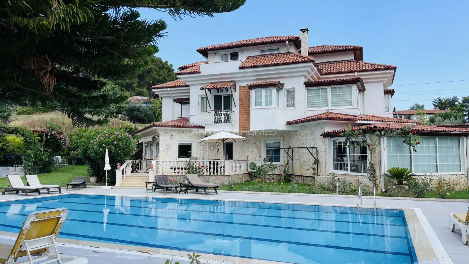 Triplex Home Close with a Capacious Terrace in Kemer Kiriş