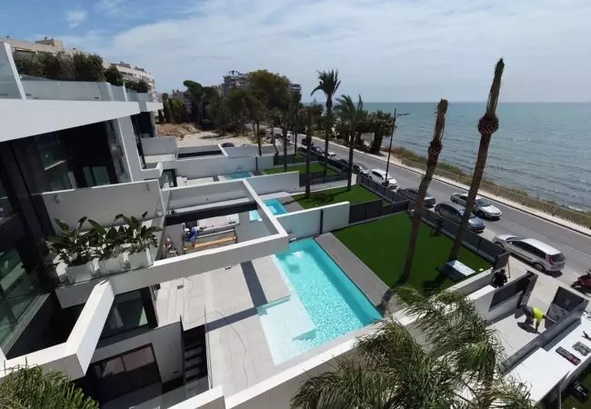Luxurious Beachfront Semi-detached Houses in Alicante City