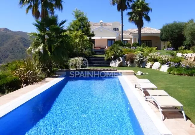 Bright Mansion with the Beautiful Swimming Pool in Benahavis
