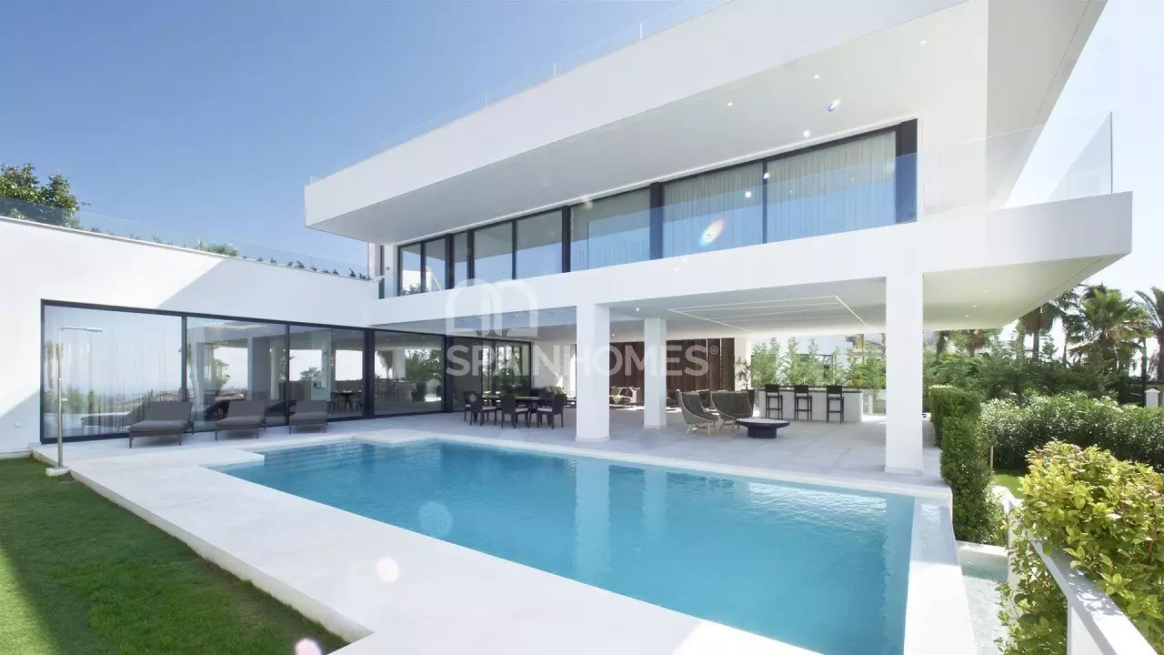 Detached Villas with Perfect Golf and Sea Views in Benahavis
