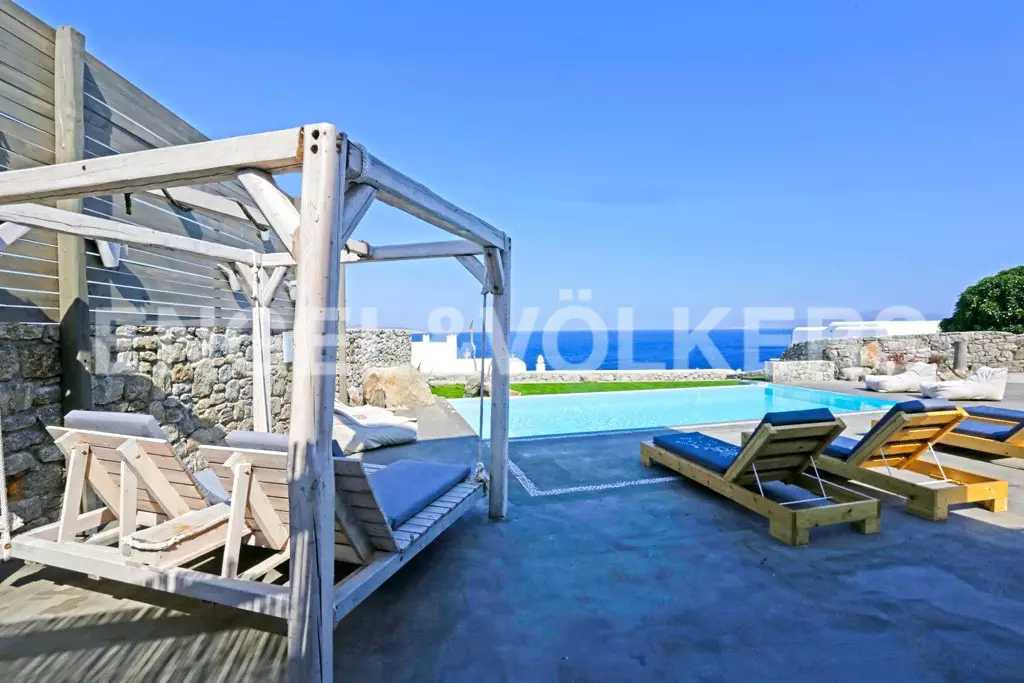 waterfront-villa-close-to-town (2)
