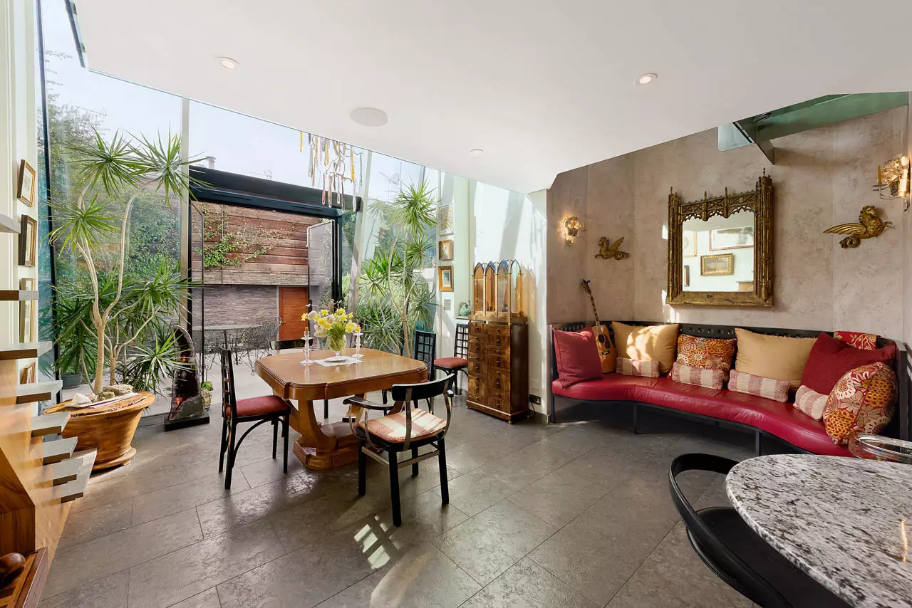 An Exceptionally Bright 3-Bedroom House On Clarendon Road