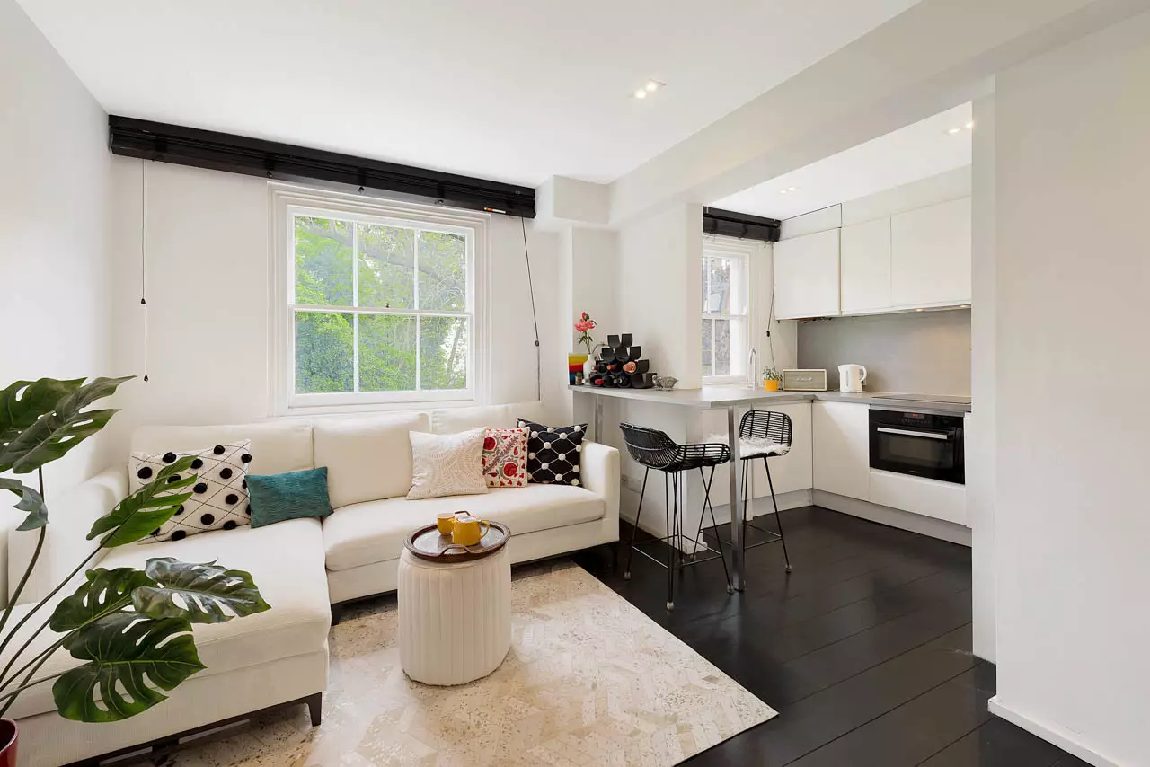 An Elegant, Bright, Two-Bedroom Second Floor Apartment In Chepstow Road, London