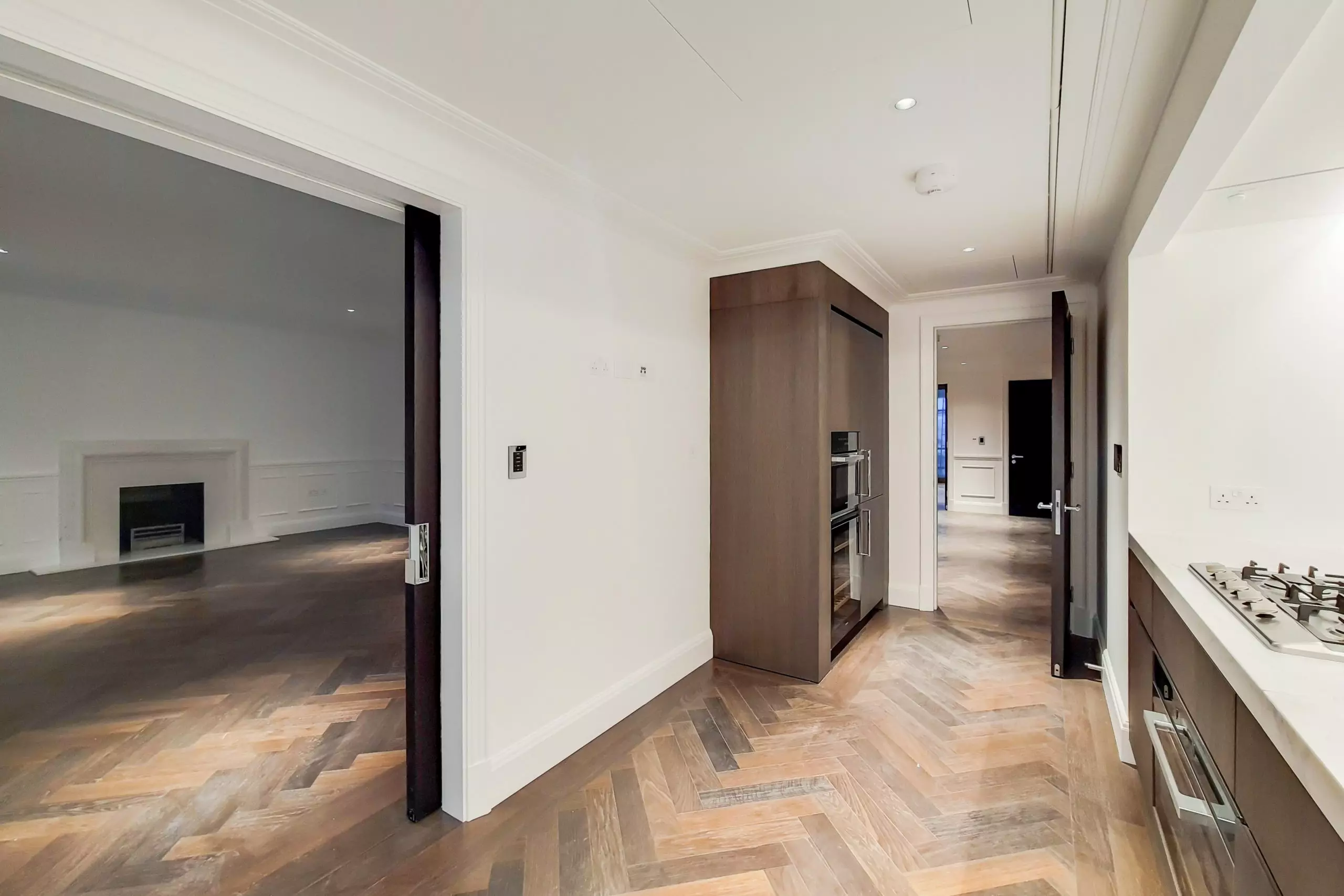 2 Bedrooms State-Of-The-Art Ground Floor Apartment On Palace Street, London