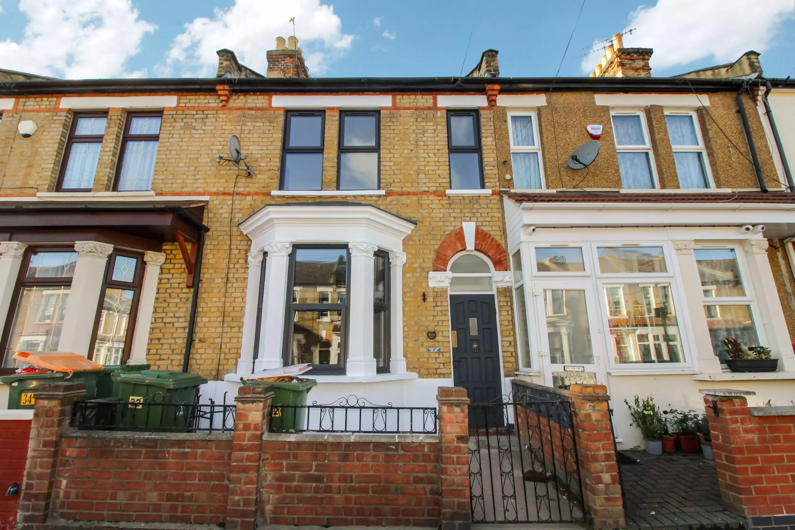 Five Double Bedroom Terraced House In Beauchamp Road, London