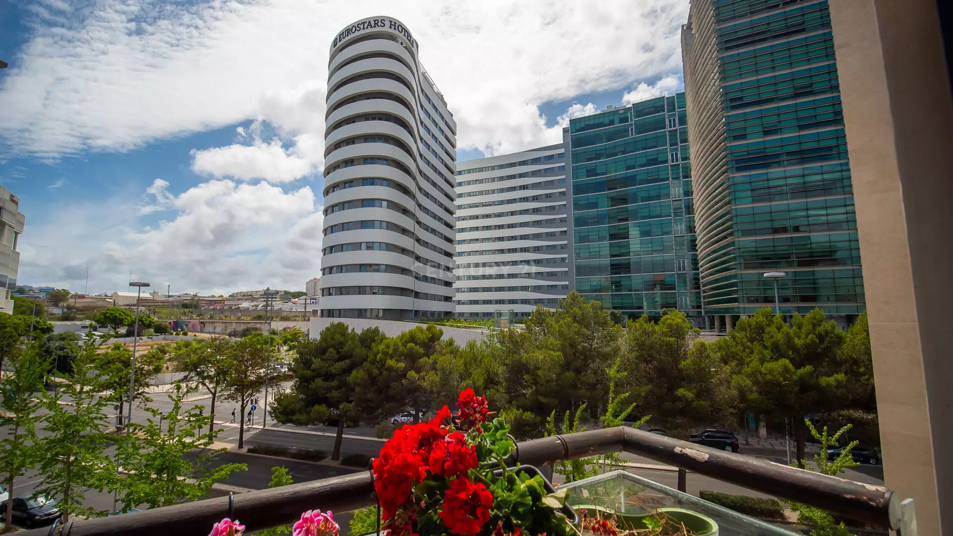 T4 Parque das Nações with River View, 3 Parking lots, 3 WCs and Storage Room