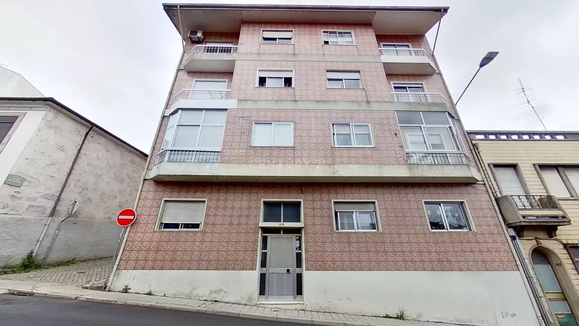 T2 With 3 Fronts, Balcony And Sunroom In Campanhã, Porto