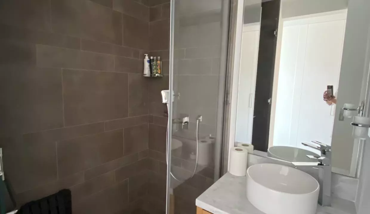 10-_guest_bathroom_-_shower_