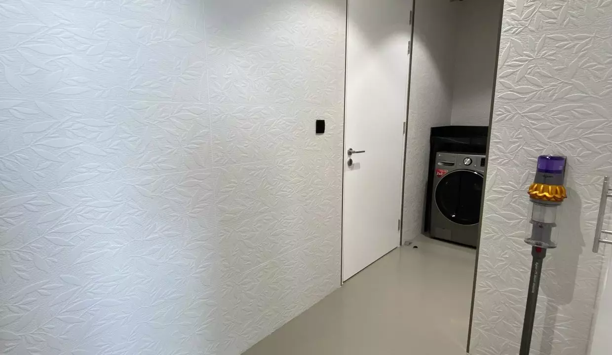 12-_laundry_room_
